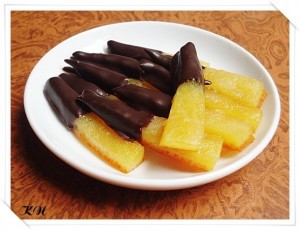 Mứt vỏ cam nếu ăn không thì khá là ngọt nhưng nhúng chocolate thì........ hợp ghê gớm :)